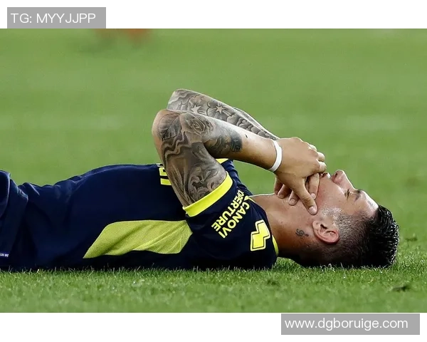 足球明星亲自为球迷拍摄手机视频展现温暖互动瞬间