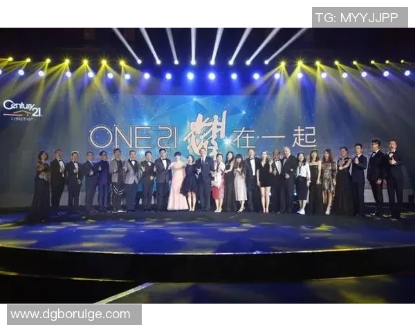 韩国足球明星齐聚一堂合影留念展现团结与友谊的精彩瞬间 韩国足球明星齐聚一堂合影留念展现团结与友谊的精彩瞬间