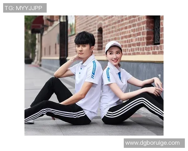 足球明星短袖造型高清图片展示引领时尚潮流与运动风尚